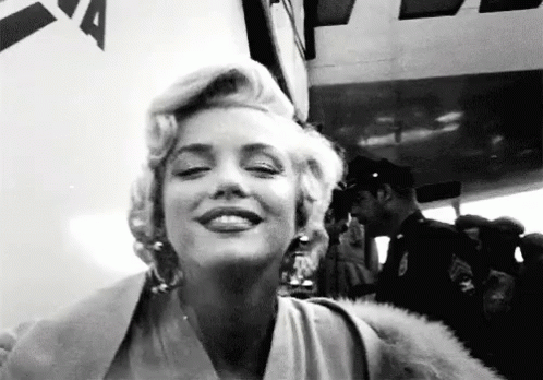 Mwuah GIF - Marilyn Monroe Blowing Kisses Kiss GIFs