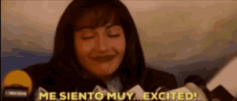 a woman is holding a piece of paper in front of a microphone and says me siento muy excited