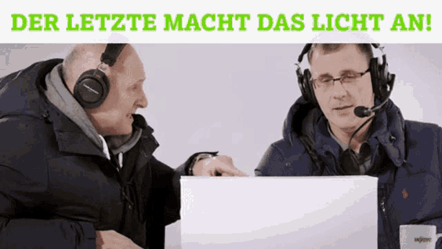 two men wearing headphones are looking at a laptop and the words der letzte macht das licht an