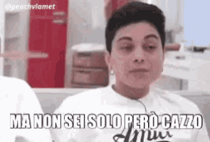 a woman wearing a white t-shirt with the words ma non sei solo pero cazzo written on it