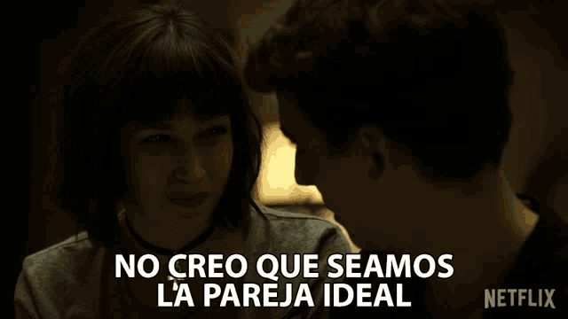 a man and a woman looking at each other with the words no creo que seamos la pareja ideal