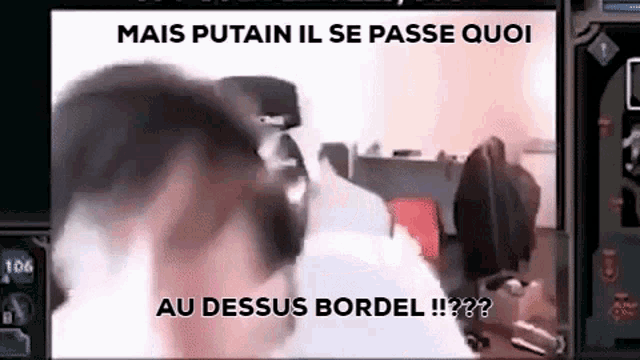a blurry picture of a man in a room with the words `` mais putain il se passe quoi '' written on it .
