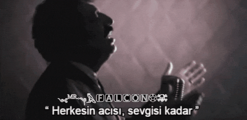a man singing into a microphone with the words " herkesin acisi sevgisi kadar " written above him