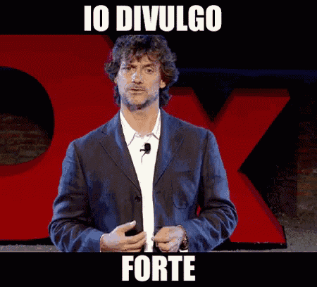 a man in a suit stands in front of a large red x with the words " io divulgo forte " above him