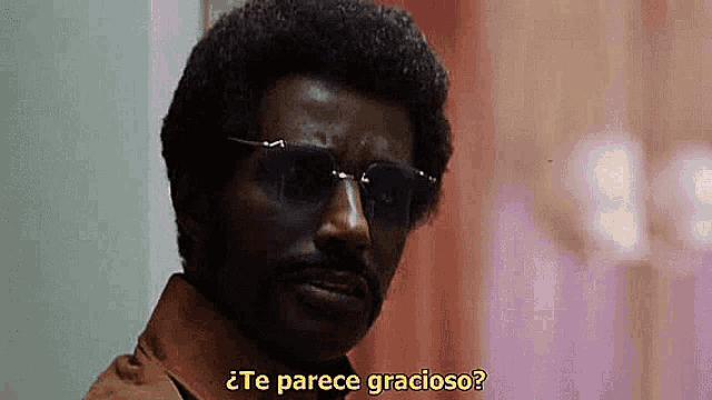 a man wearing sunglasses says " te parece gracioso " in spanish .