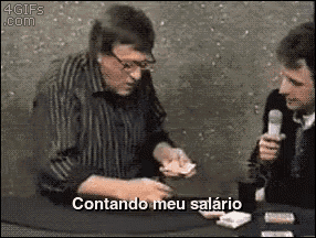 two men are playing cards and one of them is saying contando meu salario