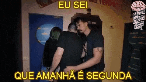 a group of people standing next to each other in a room with the words eu sei que amanha e segunda