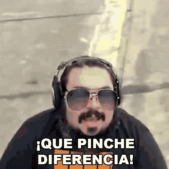 a man wearing sunglasses and headphones says " que pinche diferencia "