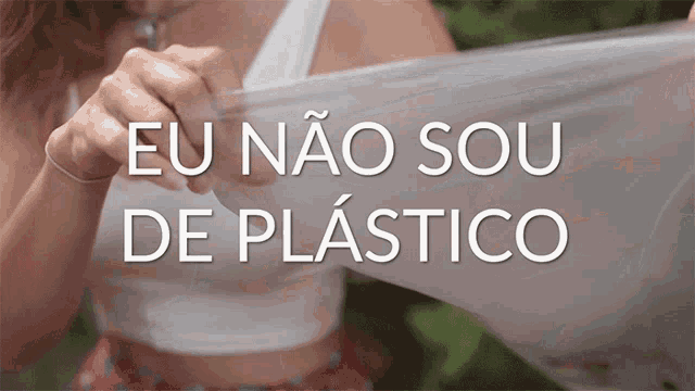 a woman is holding a piece of plastic with the words eu nao sou de plastico above her