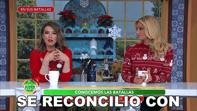 two women sitting at a table with the words se la reconcilio con on the bottom