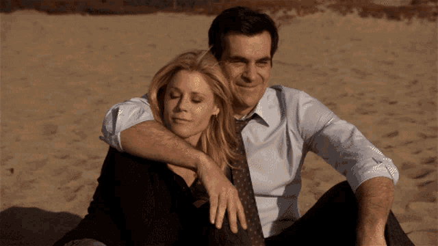 Modern Family Modern Family Phil And Claire GIF - Modern Family Modern Family Phil And Claire Modern Family Phil And Claire Beach GIFs