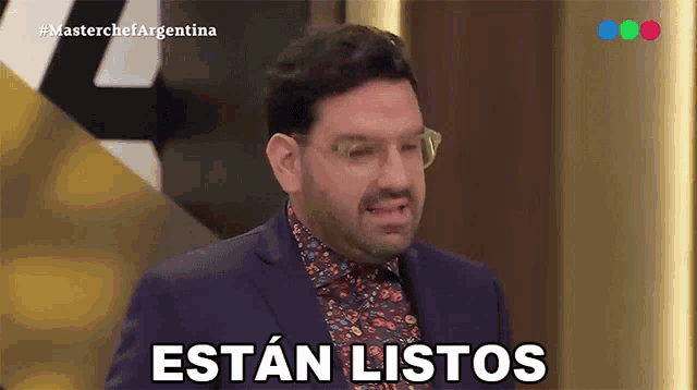 a man in a suit and glasses is saying estan listos