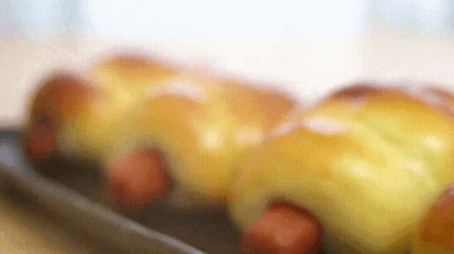 a blurry picture of a bunch of apples in a row