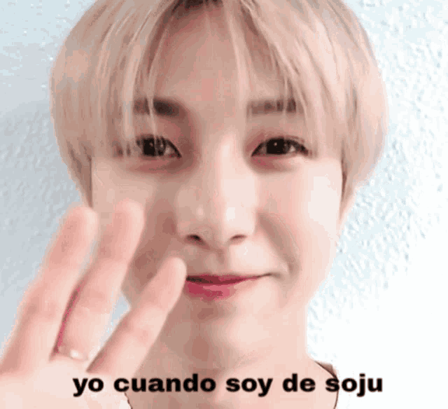 a close up of a person 's face with the words yo cuando soy de soju above it
