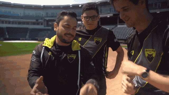 Teaching Instructing GIF - Teaching Instructing This Is How You Do It GIFs