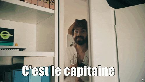 Capitaine Gros Cheh Capitaine Crochet GIF - Capitaine Gros Cheh Capitaine Crochet Cheh GIFs