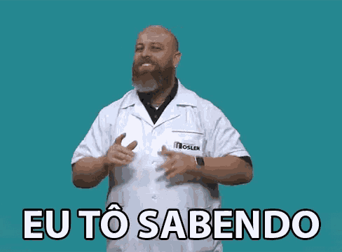 a man with a beard is wearing a white lab coat with the words eu to sabendo written on it