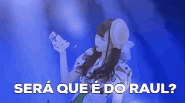 a woman holding a bottle with the words sera que e do raul written below her