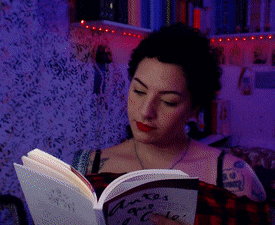 a woman is reading a book titled " antes que yo "
