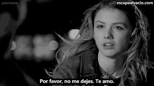 a black and white photo of a woman with the words por favor no me dejes te amo written below her