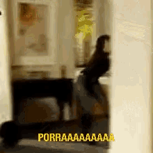 a blurred image of a woman with the words porraaaaaa written in yellow