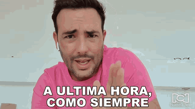 a man in a pink shirt says a ultima hora como siempre in spanish