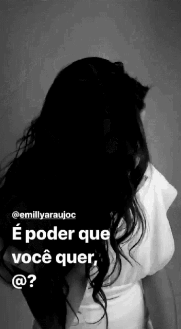 a black and white photo of a woman with the caption e poder que você quer @