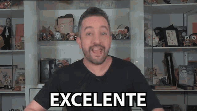 a man in a black shirt says " excelente "