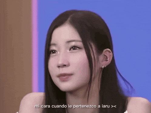 a woman is smiling with the words mi cara cuando le pertenezco a laru