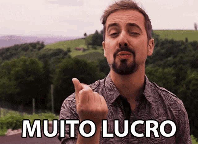 a man with a beard is giving the middle finger and says " muito lucro " in white letters