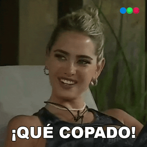 a woman sitting in a chair with the words que copado written below her