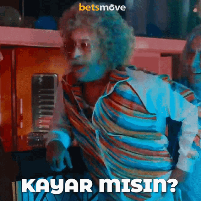 a man in a colorful shirt says kayar misin in a foreign language