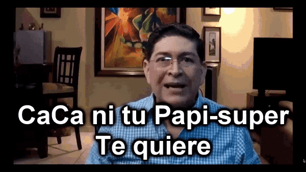 a man wearing glasses says caca ni tu papi-super te quiere