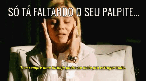 a woman sitting on a couch talking on a cell phone with the words so ta faltando o seu palpite below her
