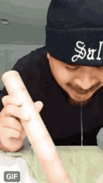 a man wearing a black hat that says sul