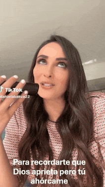 a woman singing into a microphone with the words " para recordarte que dios aprieta pero tu ahorcame " written below her