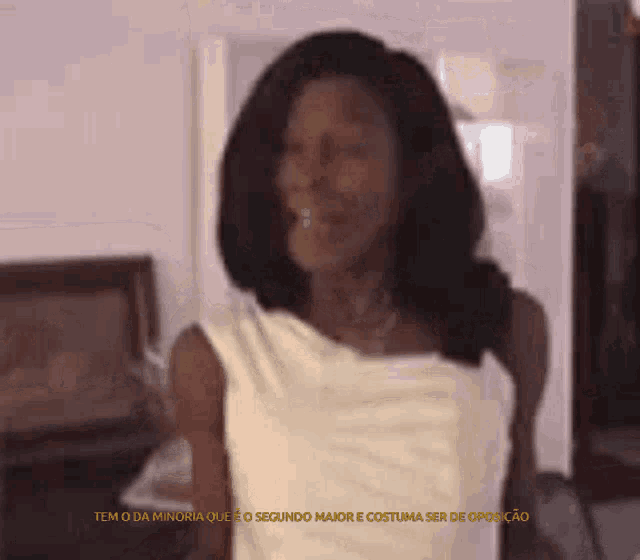 a woman in a white dress is smiling with the words tem o da minoria que