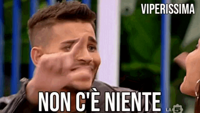 a man is making a funny face with the words non c ' e niente above him