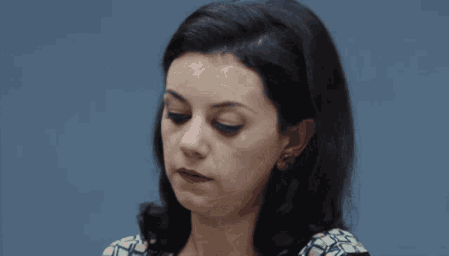 a close up of a woman 's face with the words " non tamponne " below her