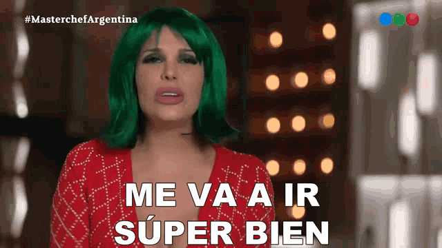 a woman in a green wig says " me va a ir super bien "