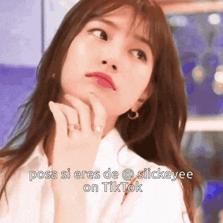 a picture of a woman with a caption that says posa si eres de @stickyee on tiktok