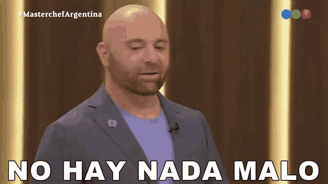 a man in a suit says no hay nada malo in spanish