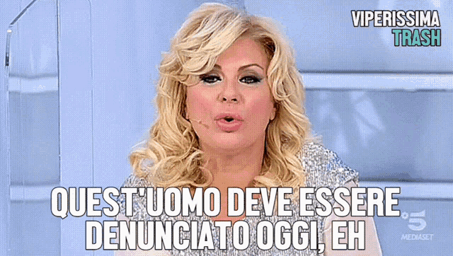 a woman says " quest uomo deve essere denunciato oggi eh " on a screen