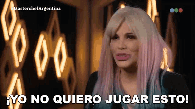 a woman with pink and blue hair says " yo no quiero jugar esto "