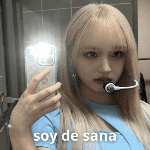 a girl taking a picture of herself with the words soy de sana written on the bottom