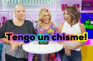 three women standing around a table with the words " tengo un chisme "