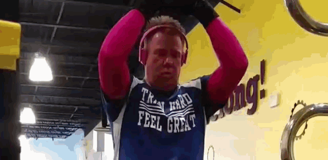 a man wearing a shirt that says " feel great "