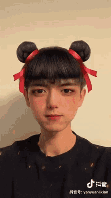 a young man with two buns on his head and the name yanyuanlixian below him