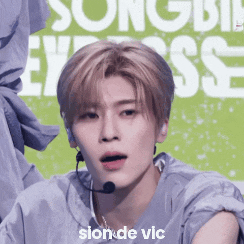 a man wearing a microphone with the words sion de vic written below him