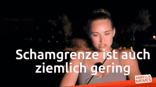 a woman is smiling in front of a black background with the words " schamgrenze ist auch ziemlich gering "
